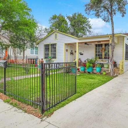 Buy this 4 bed house on 1431 W Summit Ave in San Antonio, Texas