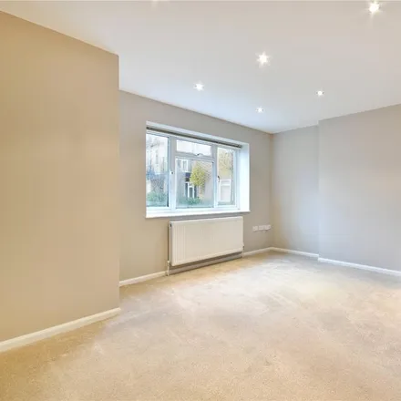 Rent this 2 bed apartment on Vines Avenue in London, N3 2QE