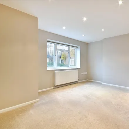 Image 1 - Vines Avenue, London, N3 2QE, United Kingdom - Apartment for rent