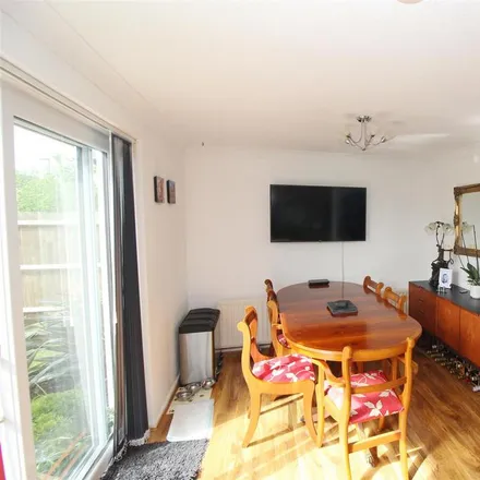 Image 7 - Charm Close, Horley, RH6 8DG, United Kingdom - Room for rent