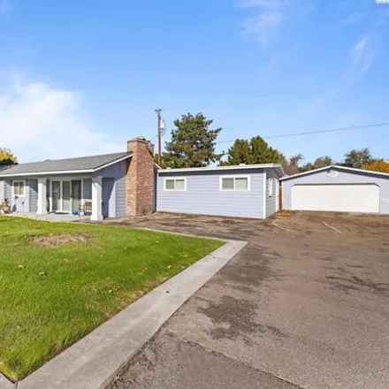 Buy this 3 bed house on 611 East 27th Avenue in Kennewick, WA 99337