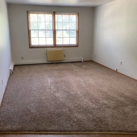 Image 7 - 5000 West Cold Spring Road, Greenfield, WI 53220, USA - Apartment for rent