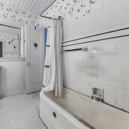Image 7 - 2229 East 70th Place, Chicago, IL 60649, USA - House for sale