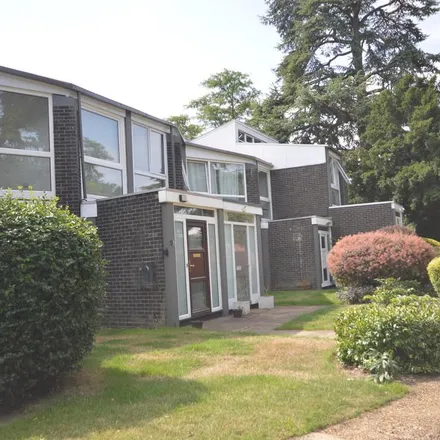 Rent this 3 bed townhouse on unnamed road in Elmbridge, KT13 9PB