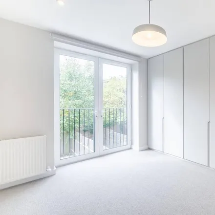 Rent this 2 bed apartment on 86 Cavendish Road in London, SW12 0DF