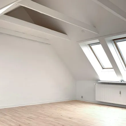 Rent this 6 bed apartment on Høegh-Guldbergs Gade 37 in 8000 Aarhus C, Denmark