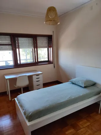 Rent this 4 bed room on Rua da Fonte do Outeiro in 4200-007 Porto, Portugal