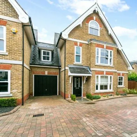 Buy this 5 bed townhouse on Kensington Mews in Windsor, SL4 3FA