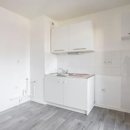 Rent this 3 bed apartment on 31 Avenue Jean Cagne in 69200 Vénissieux, France