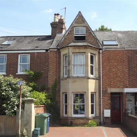 Rent this 4 bed townhouse on Oxford Christadelphian Church in Tyndale Road, Oxford