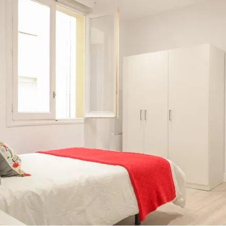Rent this 8 bed room on Madrid in Calle de Fernán González, 46