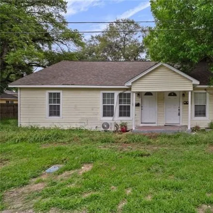 Buy this 3 bed house on 136 South 6th Street in Harris County, TX 77562