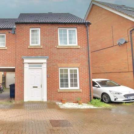 Rent this 3 bed townhouse on Farriers Gate in Chatteris, PE16 6DP