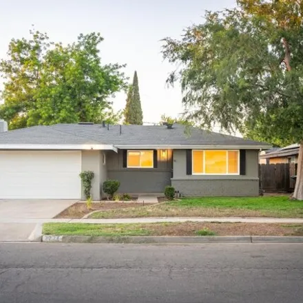 Buy this 3 bed house on 2221 E Swift Ave in Fresno, California