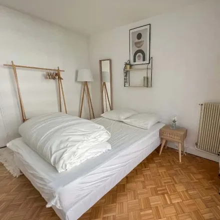 Rent this 4 bed room on 72 Rue Lecourbe in 75015 Paris, France