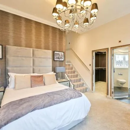 Rent this 3 bed house on Suzanne Neville in 29 Beauchamp Place, London