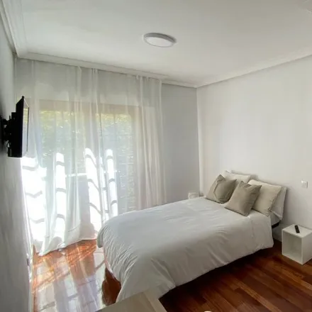 Rent this 4 bed room on Calle de Juan Álvarez Mendizábal in 28008 Madrid, Spain