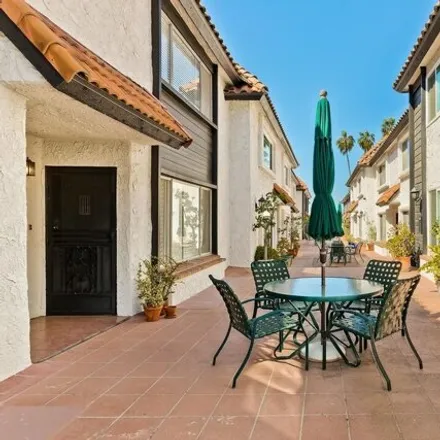 Image 2 - 14372 Dickens Street, Los Angeles, CA 91423, USA - Townhouse for sale