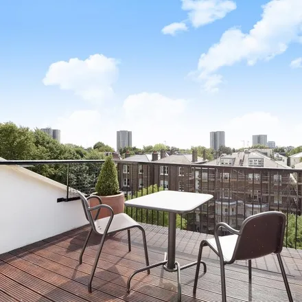 Rent this 3 bed apartment on 27 Belsize Park Gardens in London, NW3 4JH