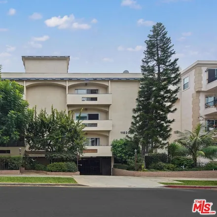Buy this 3 bed condo on 11820 Mayfield Avenue in Los Angeles, CA 90049