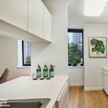 Image 5 - 250 EAST 40TH STREET 3E in New York - Apartment for sale