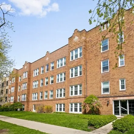 Rent this 3 bed apartment on 6942-6960 North Wolcott Avenue in Chicago, IL 60626