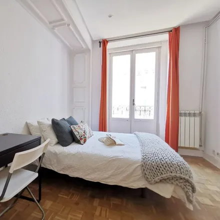 Rent this 7 bed room on Madrid in Colegio Sagrado Corazón, Calle de la Redondilla