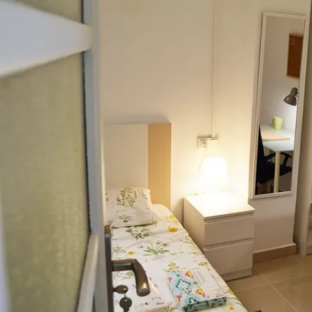 Rent this 4 bed room on Carrer del Mossén Jacint Verdaguer in 14, 46008 Valencia