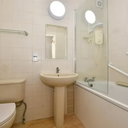 Image 6 - Azalea Court, Whytecliffe Road South, London, CR8 2AX, United Kingdom - Apartment for sale