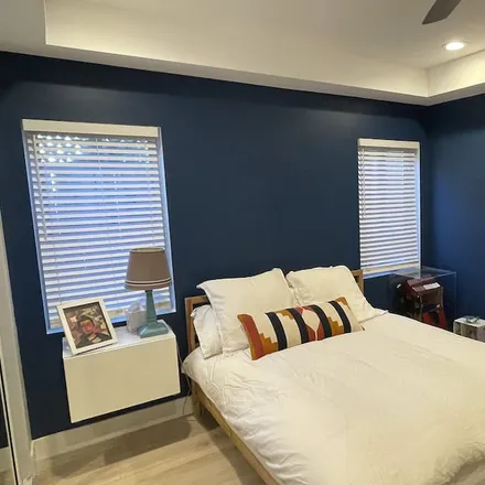Rent this 3 bed townhouse on Santa Monica
