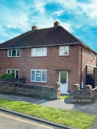 Rent this 4 bed duplex on St John's Road in Guildford, GU2 7UQ
