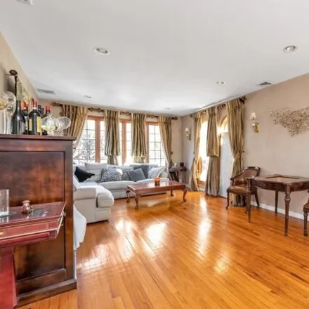 Image 6 - 14-42 164th Street, New York, NY 11357, USA - House for sale