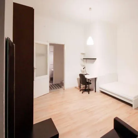 Rent this 5 bed room on Sondrio M3 in Viale Sondrio, 20124 Milan MI