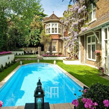 Rent this 8 bed house on 71 Frognal in London, NW3 6XD