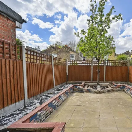 Rent this 6 bed townhouse on Grantley Street in London, E1 4BW