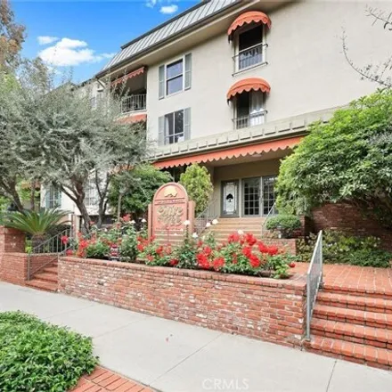 Rent this 2 bed condo on 322 South Catalina Avenue in Pasadena, CA 91106