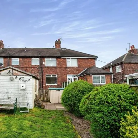 Image 2 - Reeves Avenue, Newcastle-under-Lyme, ST5 9LF, United Kingdom - Townhouse for sale