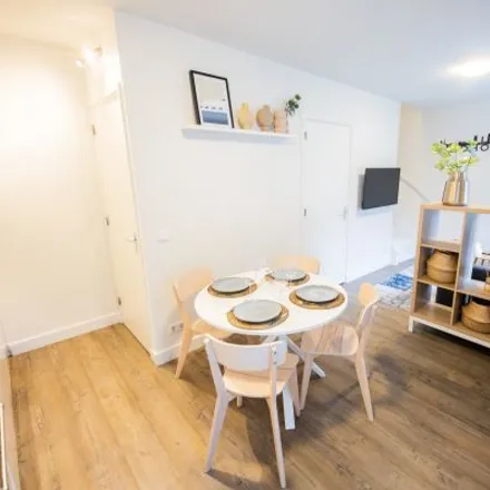 Rent this 5 bed apartment on Lunchroom Okidoki in Stratumsedijk 23F, 5611 NA Eindhoven