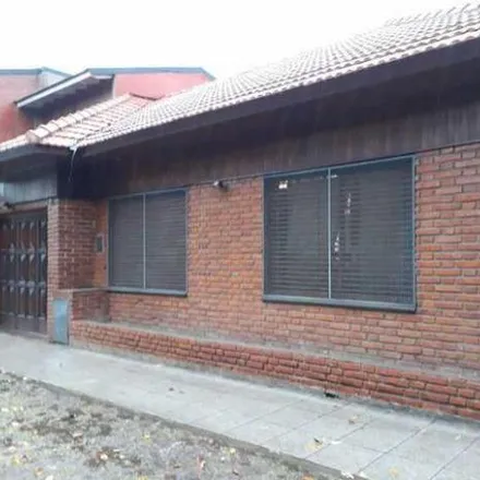 Buy this 2 bed house on Padre Bruzzone in Partido de Quilmes, 1882 Ezpeleta