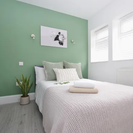 Rent this 9 bed room on The Fairway in Old Oak Common Lane, London