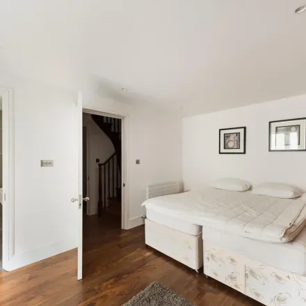 Rent this 3 bed apartment on 137 Grosvenor Road in London, SW1V 3LD