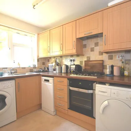 Image 3 - 90 Hillcrest, Weybridge, KT13 8EB, United Kingdom - Townhouse for rent