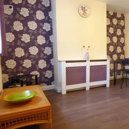 Image 3 - Manor Rise, Huddersfield, HD4 6NR, United Kingdom - House for rent