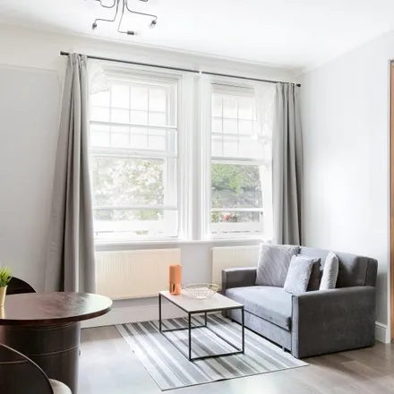 Rent this studio apartment on 38 St George's Drive in London, SW1V 4BN