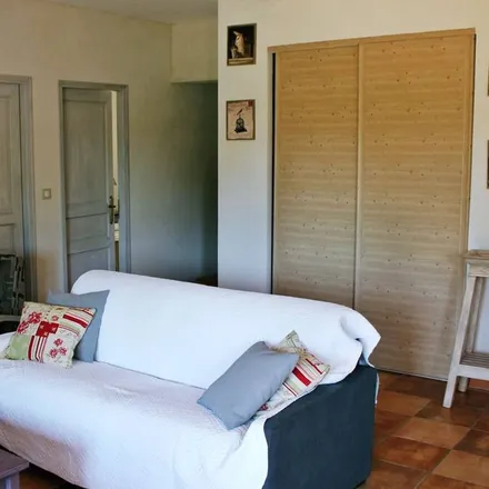 Rent this 2 bed house on 13810 Eygalières