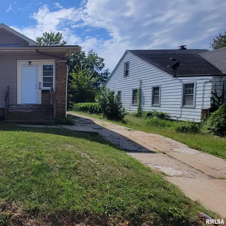 Buy this 3 bed house on 818 West Gift Avenue in Peoria, IL 61604