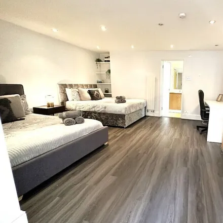 Rent this 4 bed apartment on London in W2 1AT, United Kingdom