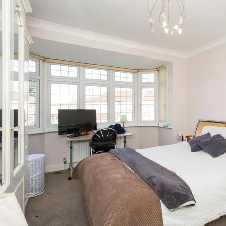 Rent this 6 bed room on Evesham Way in London, IG5 0EQ
