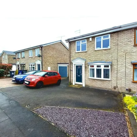 Rent this 3 bed duplex on Ferndown Drive in Newcastle-under-Lyme, ST5 4BP
