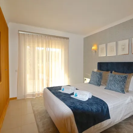 Rent this 3 bed house on Crowne Plaza Vilamoura Tesla Destination Charger in Rua da Comporta, 8125-403 Quarteira